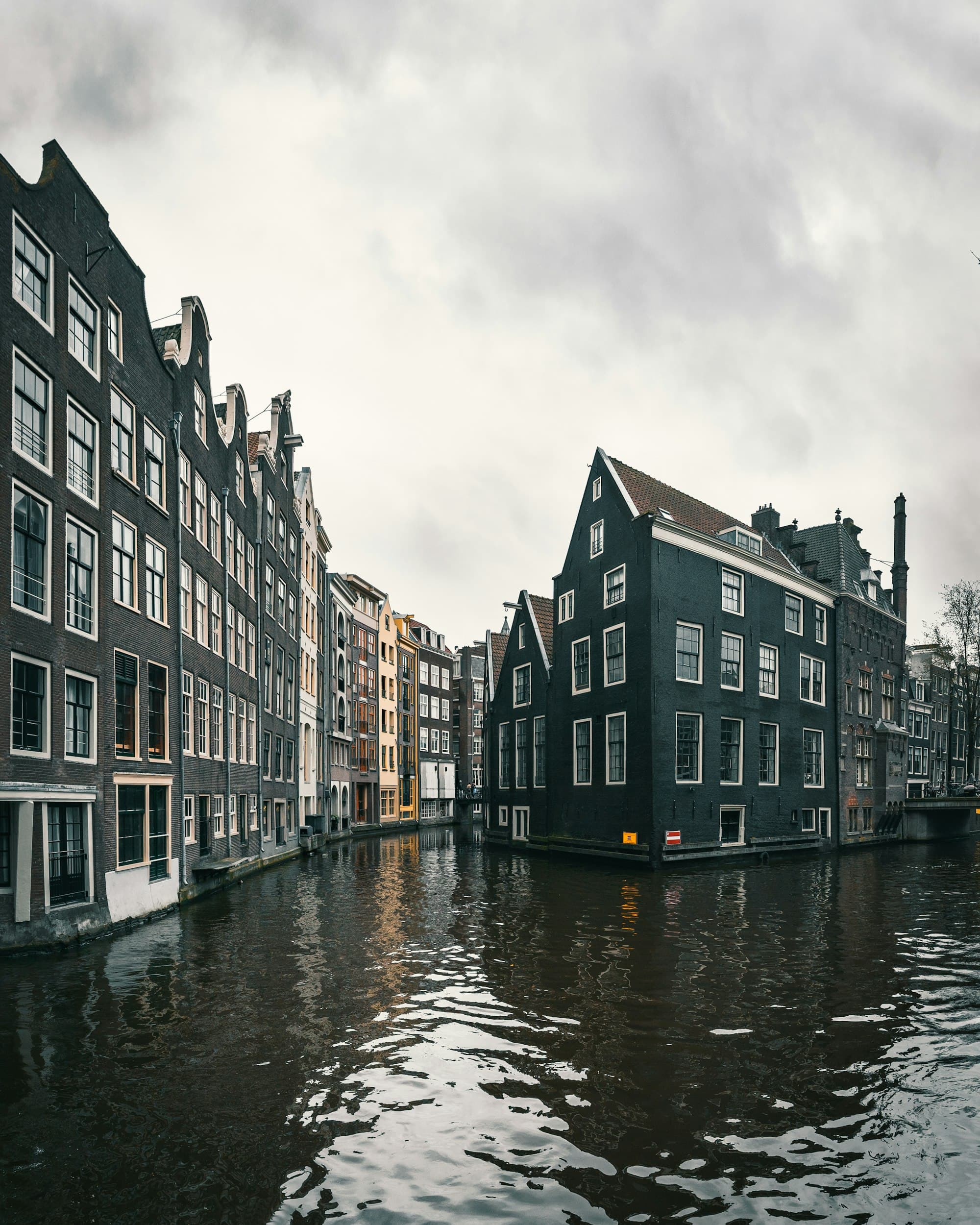 Karakteristieke Nederlandse grachtenpanden aan het water
